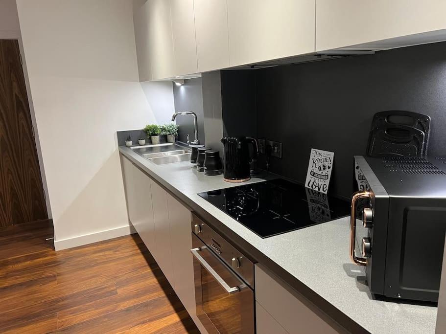 Luxury Corner Apartment, Balcony W Scenic Views Manchester
